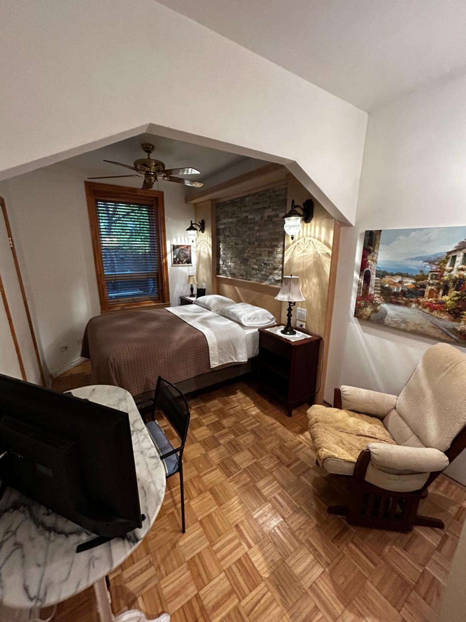 Le Sieur De Joliette Bed and breakfast Montreal