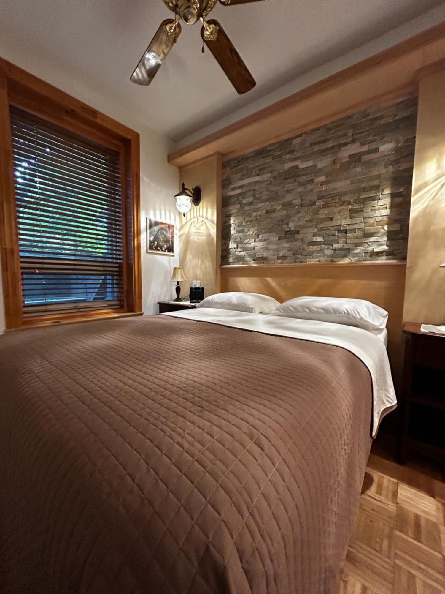 Le Sieur De Joliette Bed and breakfast Montreal